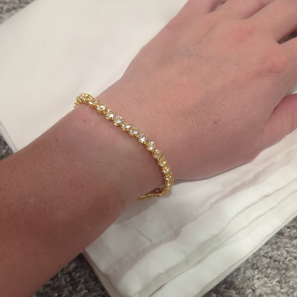 Elegant Gold Bracelet with Clear Stones